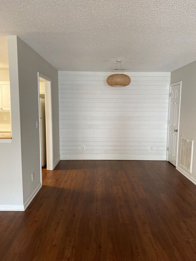 Building Photo - H5010-2