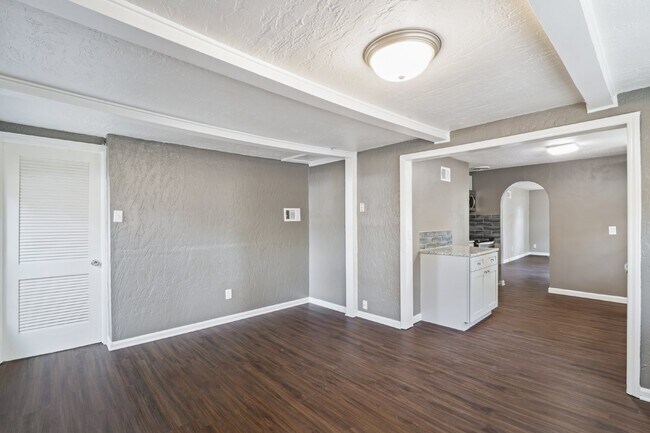 Building Photo - Charming 2 Bedroom Home in KCK! First Month Rent Free!