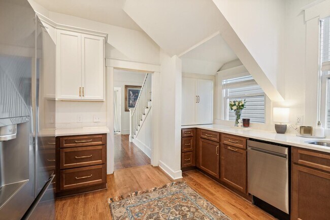 Building Photo - Charming 3 Bedroom Home Near Downtown Savannah with Flex Room & Fenced Yard