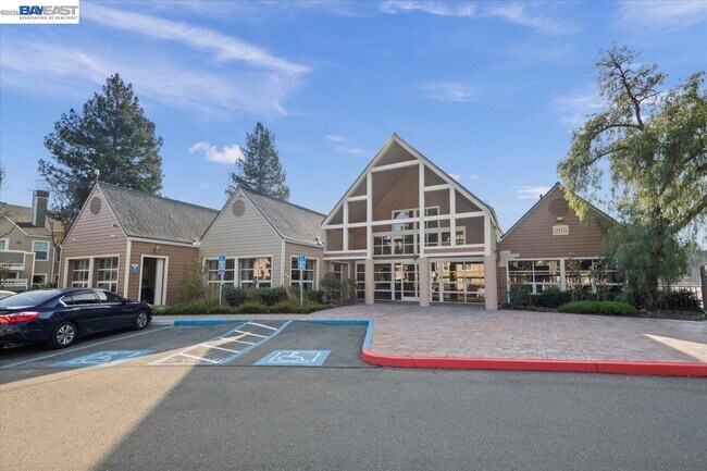 Building Photo - 215 Reflections Dr