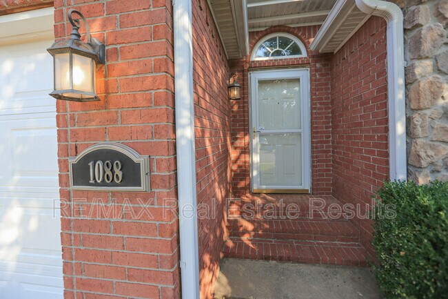 Building Photo - 1088 Charles St