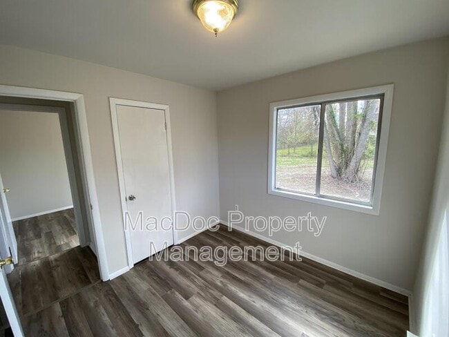 Building Photo - 6037 Rosedale Dr