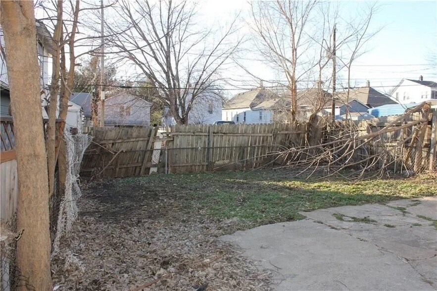 Building Photo - 302 N Oakley Ave
