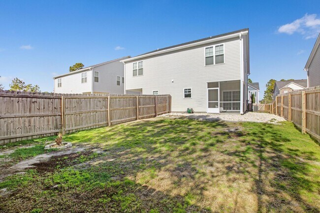 Building Photo - Townhome with Screened Porch!