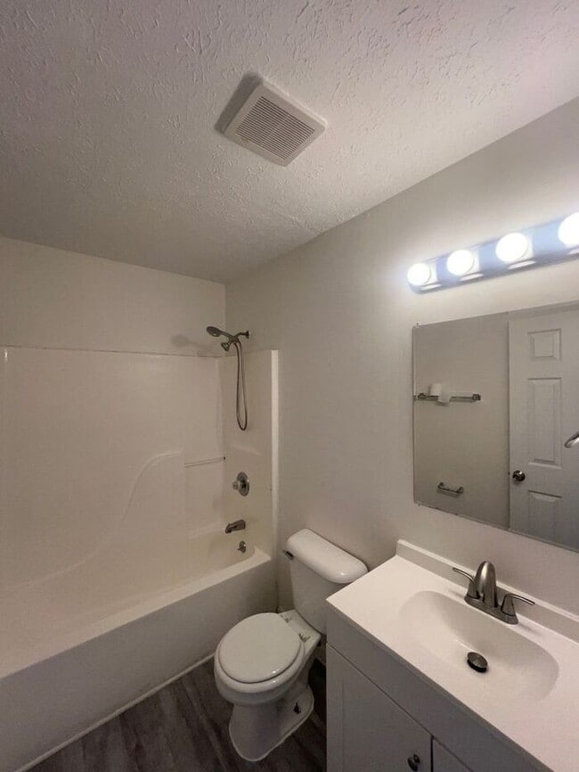 Building Photo - 3415 River Park Dr