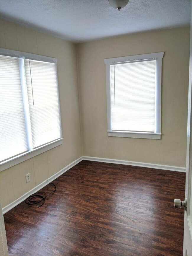 Building Photo - Newly Remodeled! Beautiful 2 bedroom/ 1 bath home / Laundry Room / Car Port