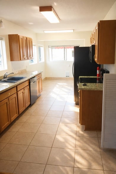 Building Photo - 13304 NE Glisan St