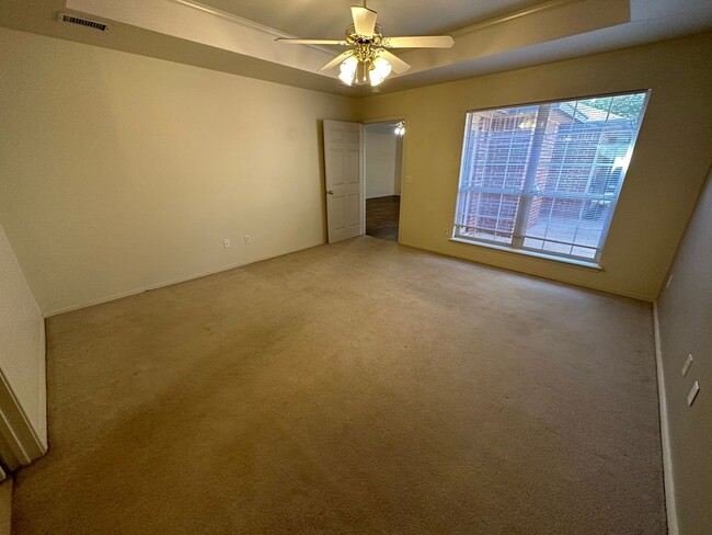 Building Photo - Spacious 2/2/2 townhome