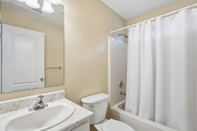 Building Photo - Centrally Located Home in Richmond Hill