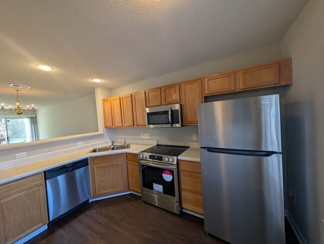 Building Photo - Cozy Townome located in the Old Stone Crossings community!