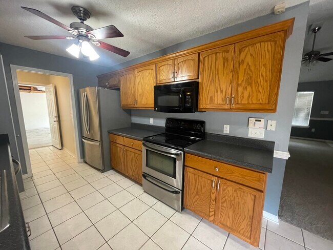 Building Photo - 3007 Pine Lake Ct