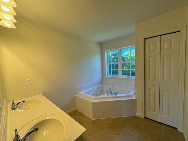 Building Photo - 4 Bed 3 Bath Updated Home In Lititz