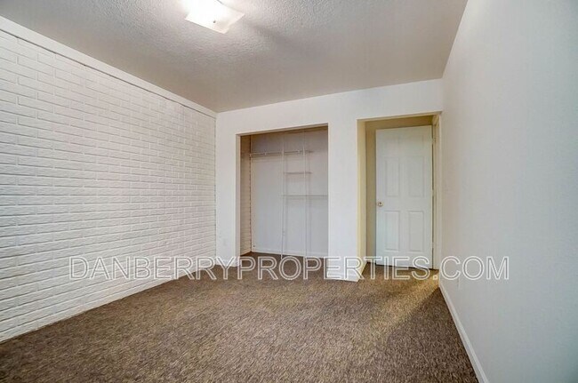 Building Photo - 3739 Willow Run Dr