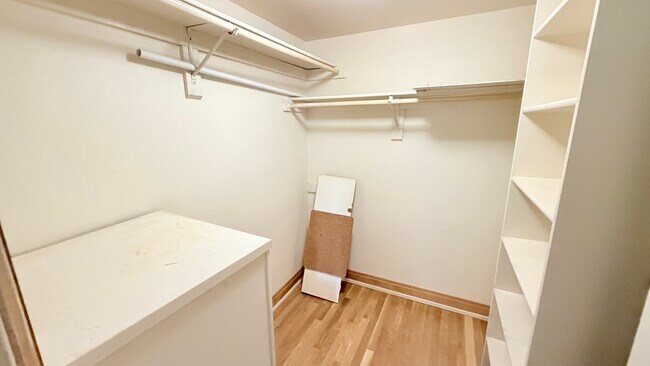 Building Photo - 534 W Dickens Ave
