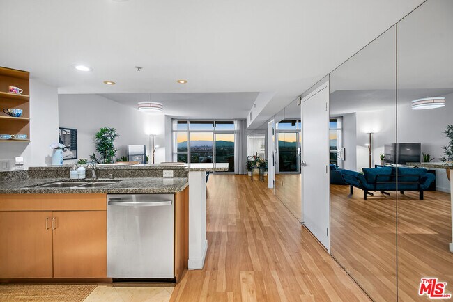 Building Photo - 13700 Marina Pointe Dr