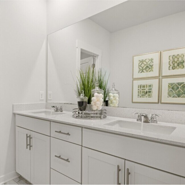 Building Photo - This well-maintained 3-bedroom, 3-bath hom...