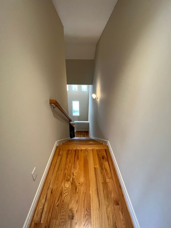 Building Photo - Wonderful 4/3.5 Townhome
