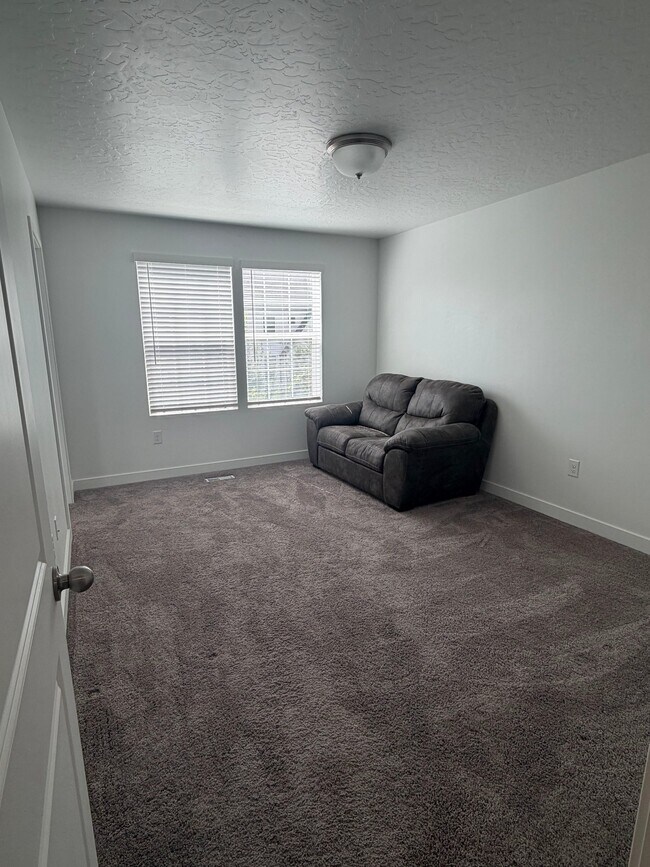 Building Photo - 4090 W Red Clover Dr