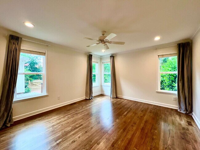 Building Photo - LUXURIOUS LANSDOWNE RETREAT!