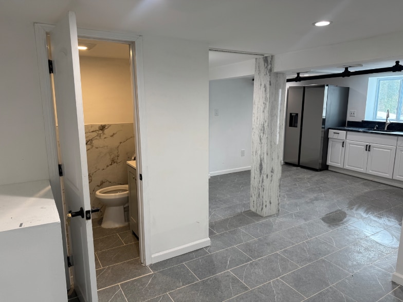 Building Photo - 9 Lawrence Ave