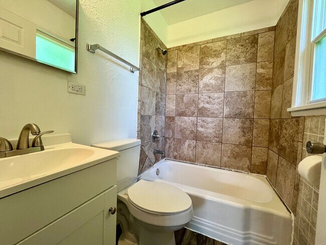 Building Photo - 703 W Main St