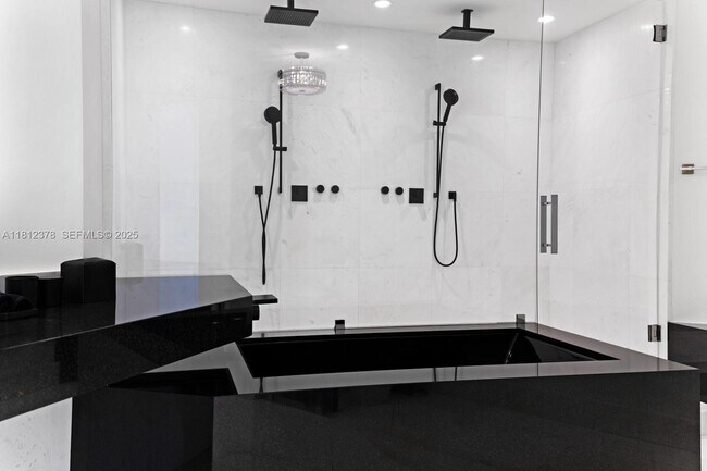 Building Photo - 18555 Collins Ave