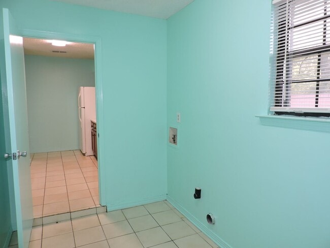 Building Photo - Convenient Norttheast location!