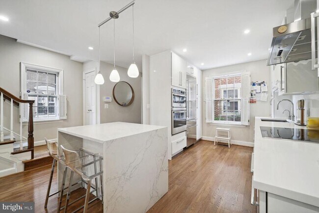 Building Photo - 4373 Westover Pl NW