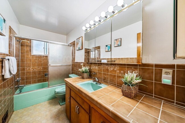 Building Photo - 582 Newton St