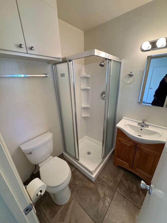 Building Photo - STUDIO APARTMENT WITH KITCHEN & BATHROOM A...