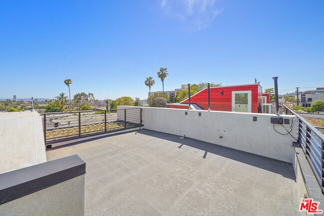 Building Photo - 1204 N Orange Grove Ave