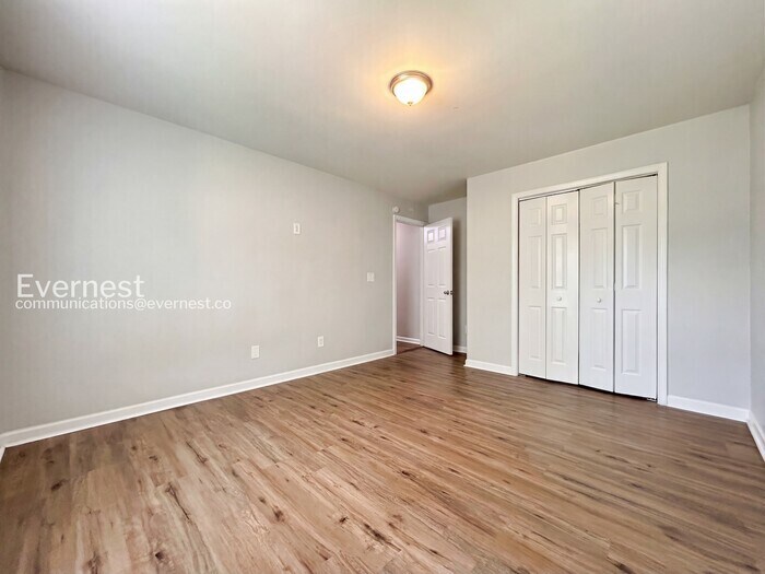 Building Photo - 841 Ridge Ave NW