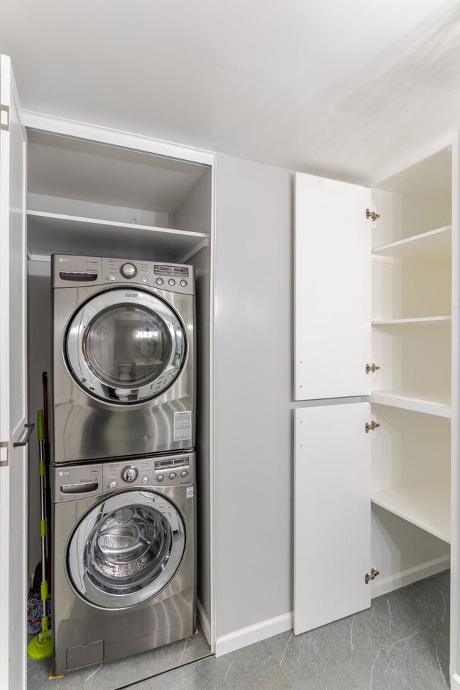 Building Photo - 640 E Valencia Ave