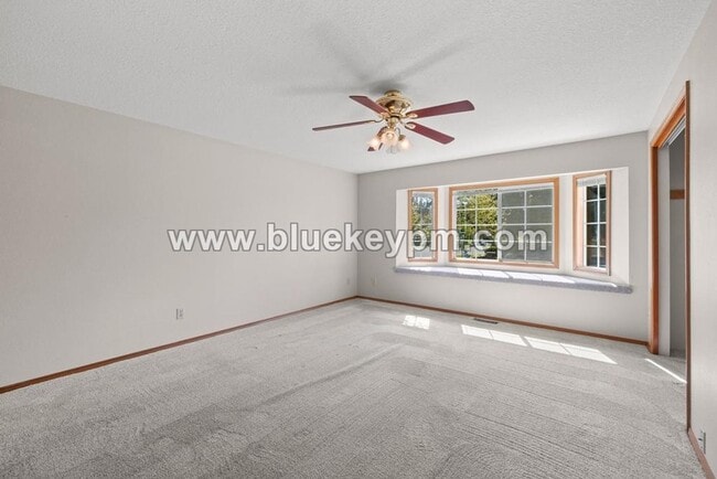 Building Photo - 3 Bed, 2 Bath Home in Wilsonville on a Cul...