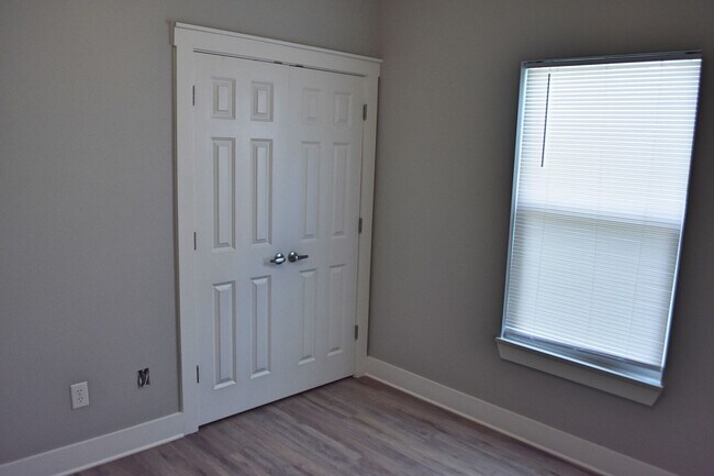 Building Photo - 10 Oakfield Dr N