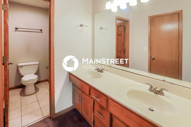 Building Photo - 4 Bedroom Pet-Friendly Home in Lee's Summit, MO with Main Street Renewal