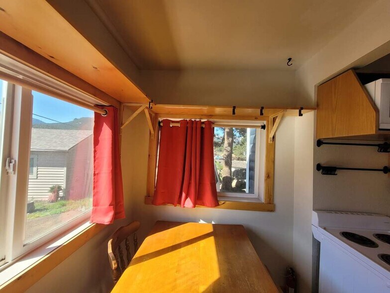 Building Photo - 755 Elm Rd