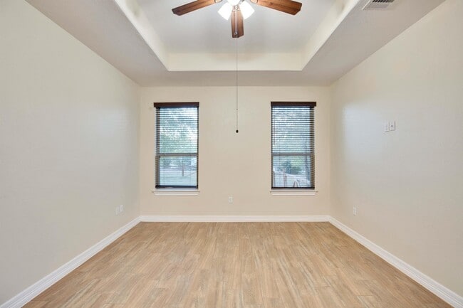 Building Photo - 118 N Buckhorn Dr