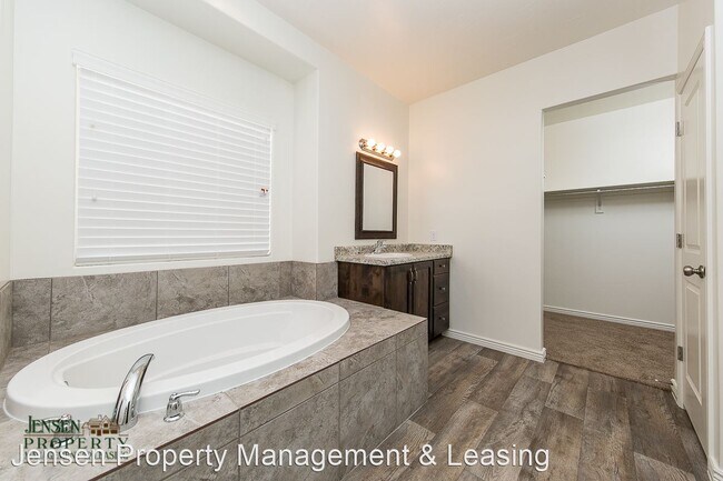 Building Photo - 6 br, 3.5 bath House - 3262 East Livia Drive