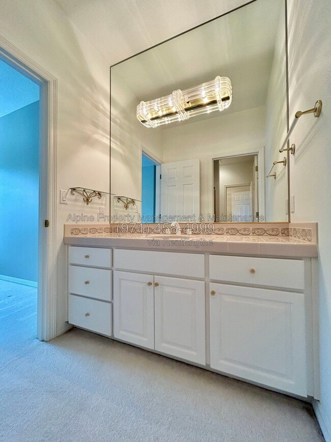 Building Photo - 820 NW Pebble Beach Way