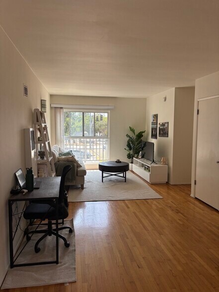 Building Photo - 2364 Walgrove Ave