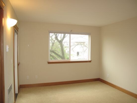 Building Photo - Gorgeous 3 bed/3.5 bath Queen Anne Townhouse!