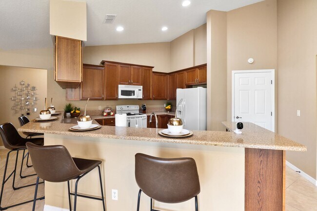 Building Photo - Fully furnished home