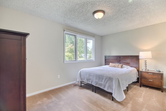 Building Photo - Fantastic Remodel in E Renton Highlands!