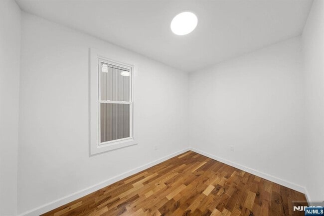 Building Photo - 319 William St