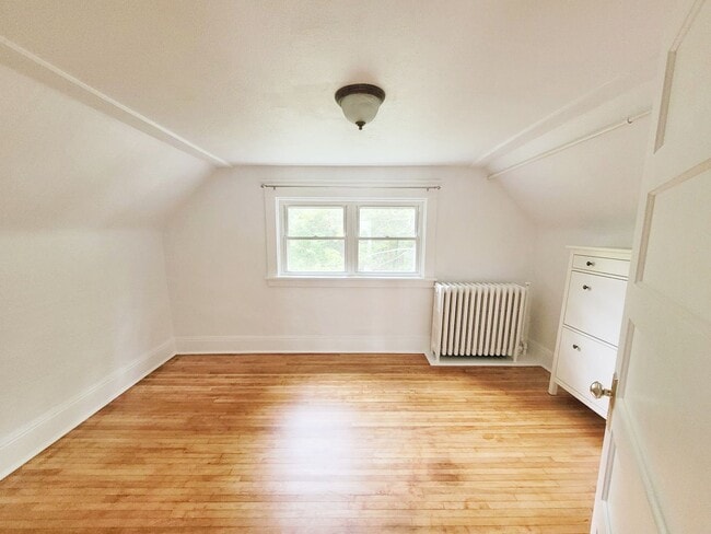 Building Photo - Two Bedroom Single Family Home For Lease