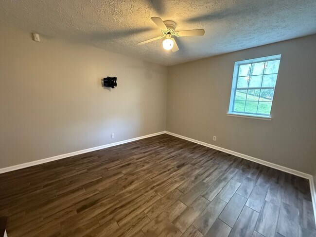 Building Photo - 3-Level End-Unit Townhome Near I-24 & Tang...