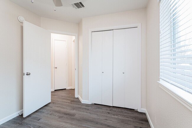 Building Photo - Comfortable 3BR/2BA Home with Vinyl Floori...