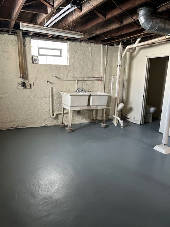 Building Photo - 2 Bedroom, 2 Bath Home w/Full Basement in Dayton