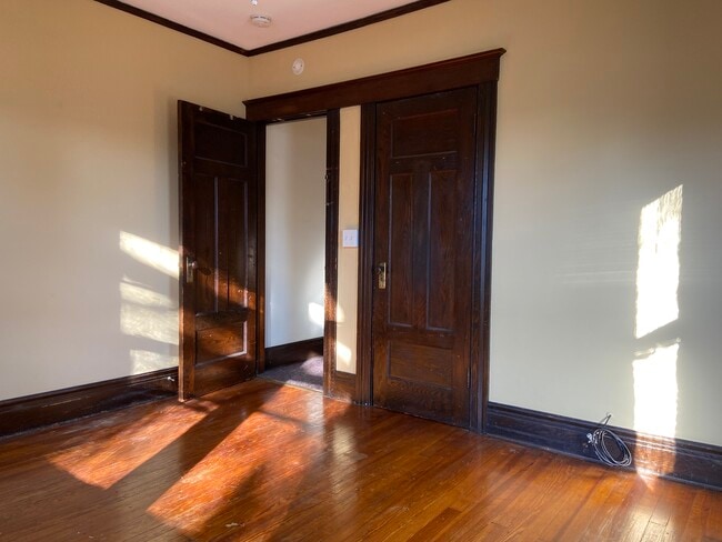 Master bedroom with closet - 40 WEIDER ST